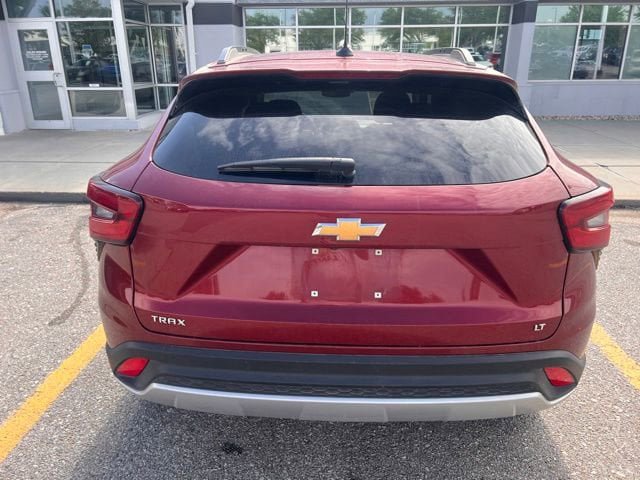 Used 2025 Chevrolet Trax LT w/ LT Convenience Package FWD image 4
