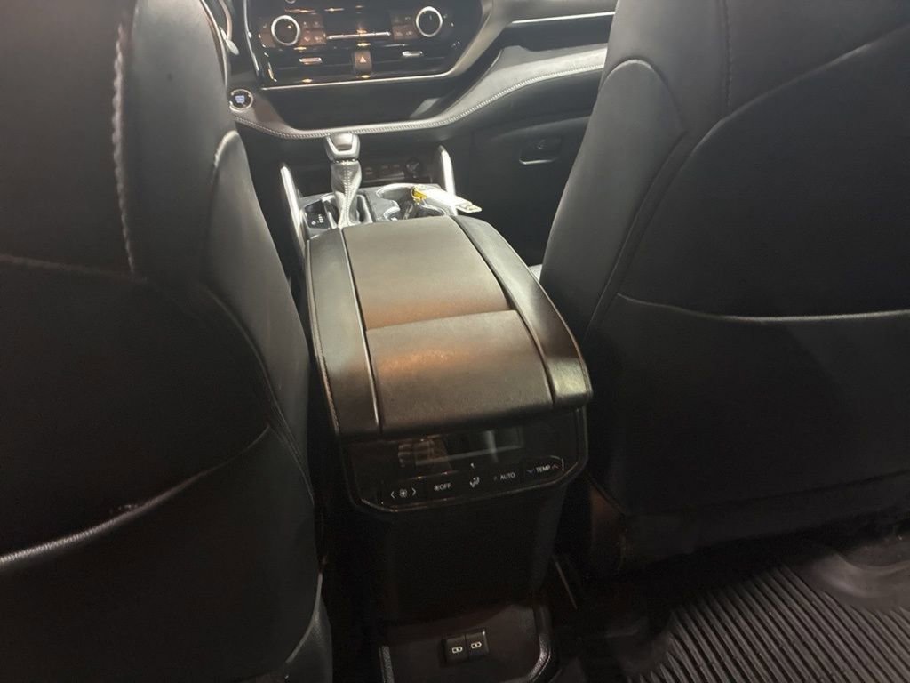Used 2023 Toyota Highlander XLE image 14