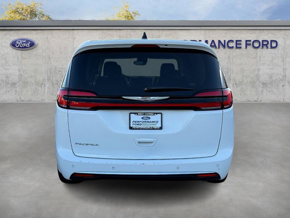 Used 2024 Chrysler Pacifica Touring-L image 6