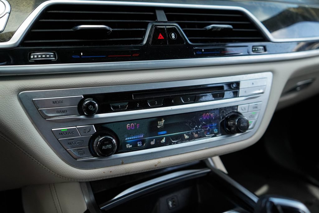 Used 2019 BMW 750i w/ Executive Package RWD image 27