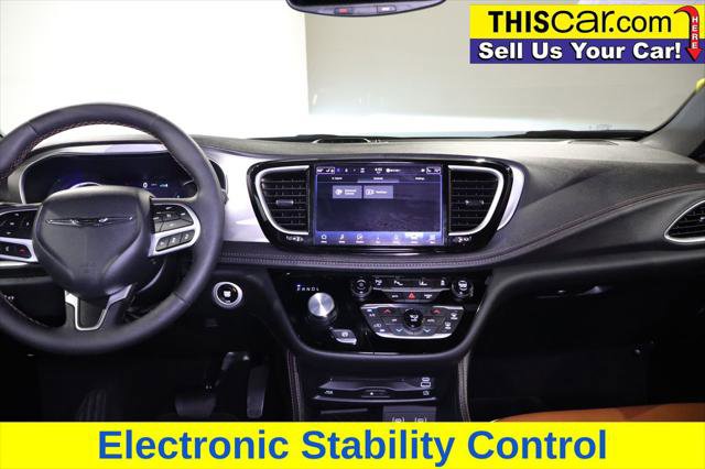 Used 2025 Chrysler Pacifica Pinnacle FWD image 26
