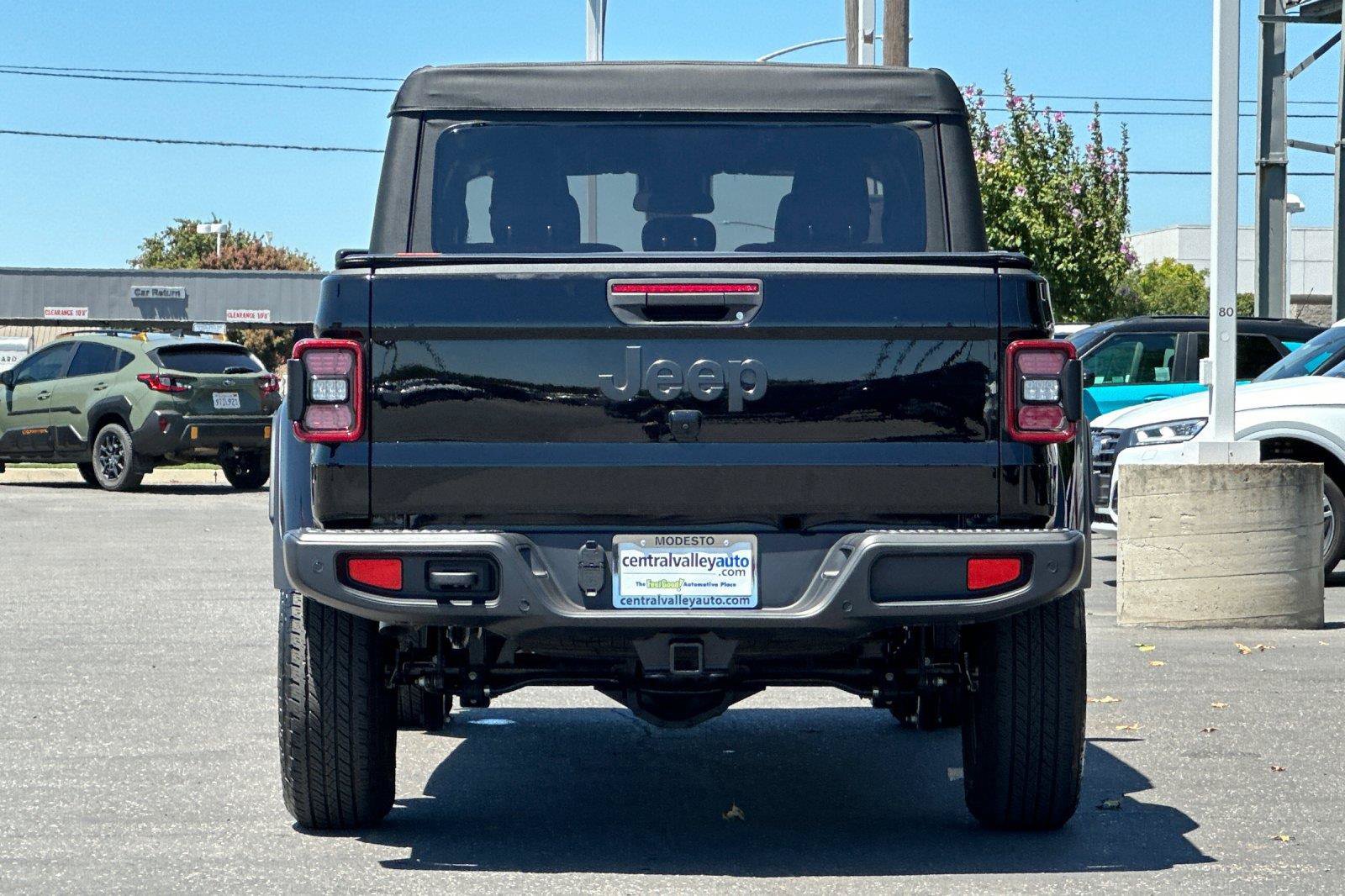 Certified 2025 Jeep Gladiator Sport AWD/4WD image 4