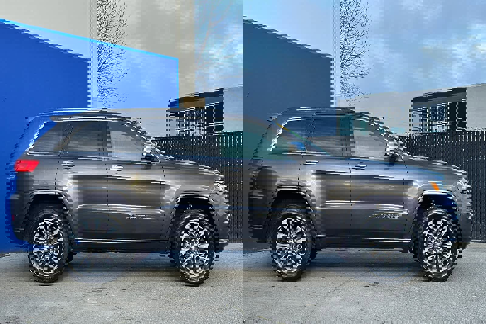 Used 2017 Jeep Grand Cherokee Overland w/ Jeep Active Safety Group image 2