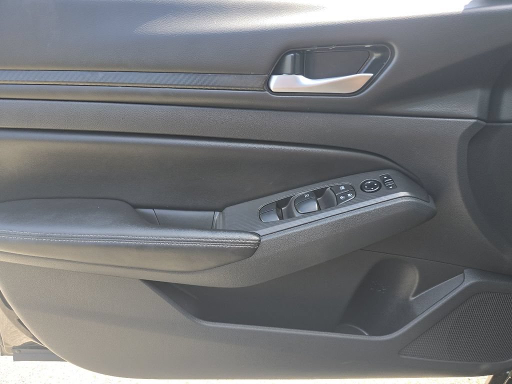 Used 2025 Nissan Altima 2.5 SV FWD image 22