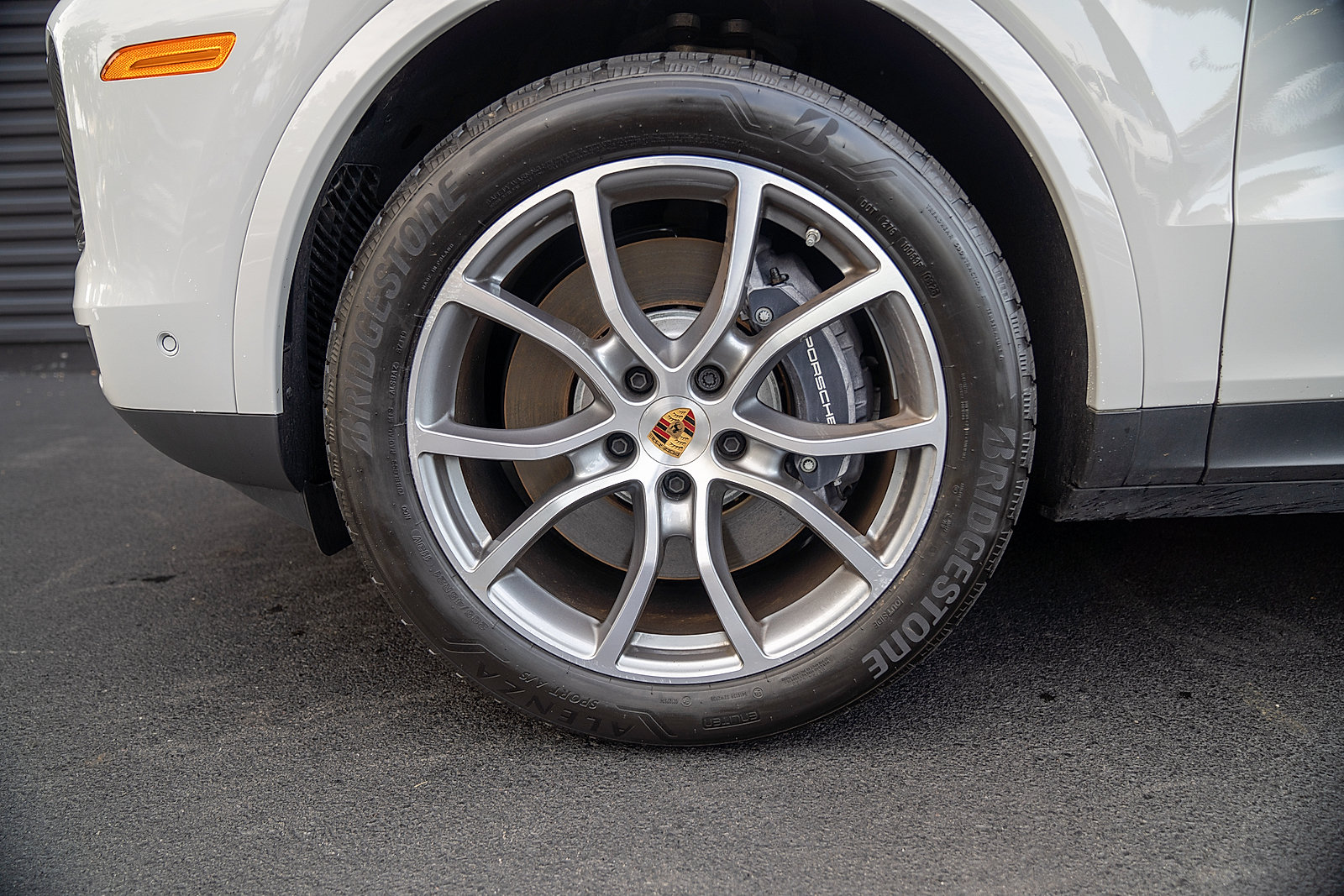 Certified 2025 Porsche Cayenne E-Hybrid w/ Premium Package Plus AWD/4WD image 24