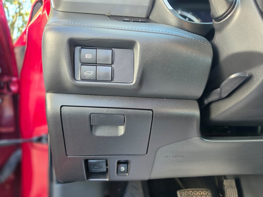 Used 2021 Toyota Highlander XLE AWD/4WD image 19