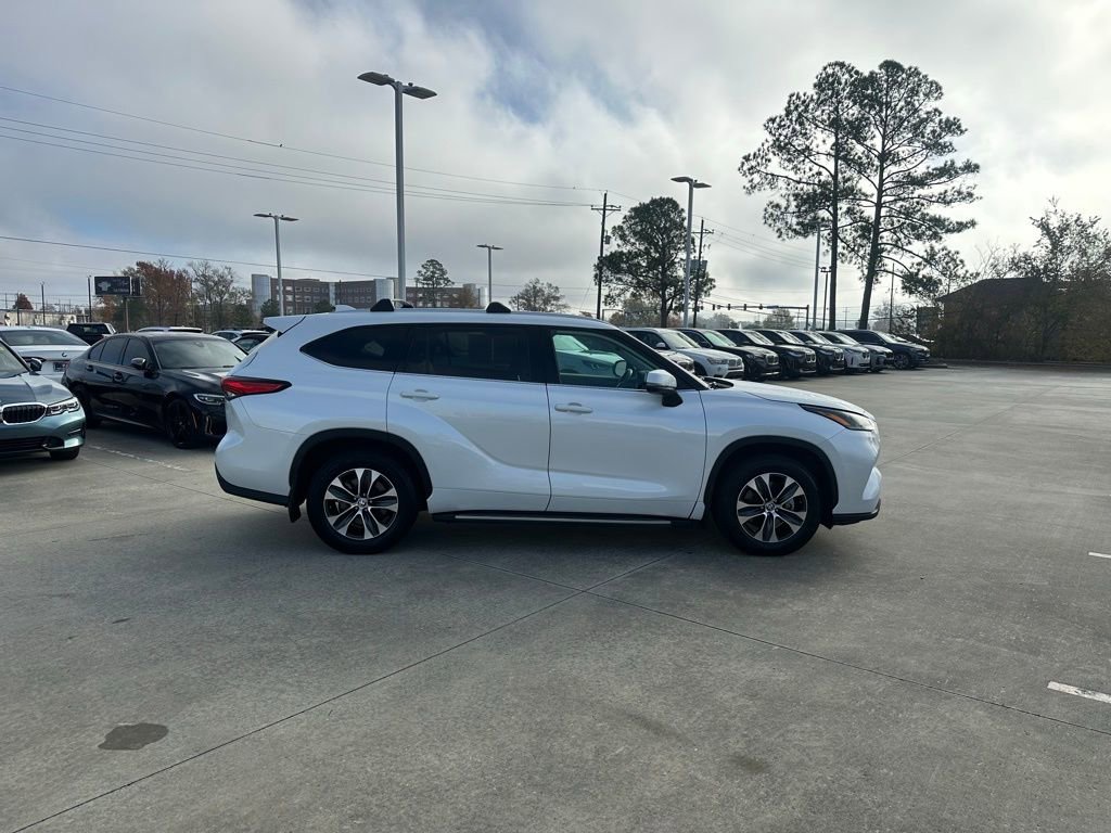 Used 2022 Toyota Highlander XLE image 4