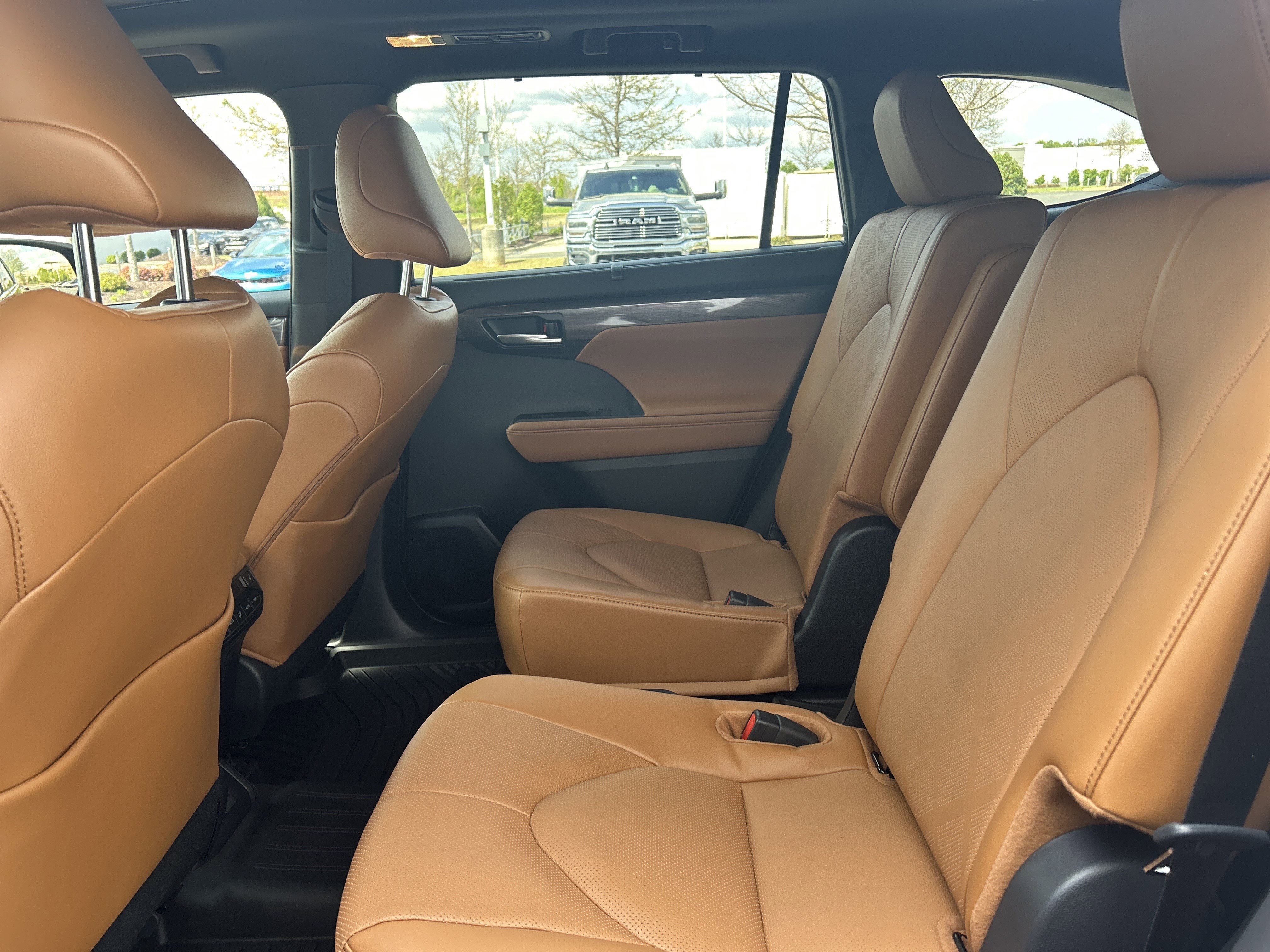 Used 2025 Toyota Highlander Platinum image 25