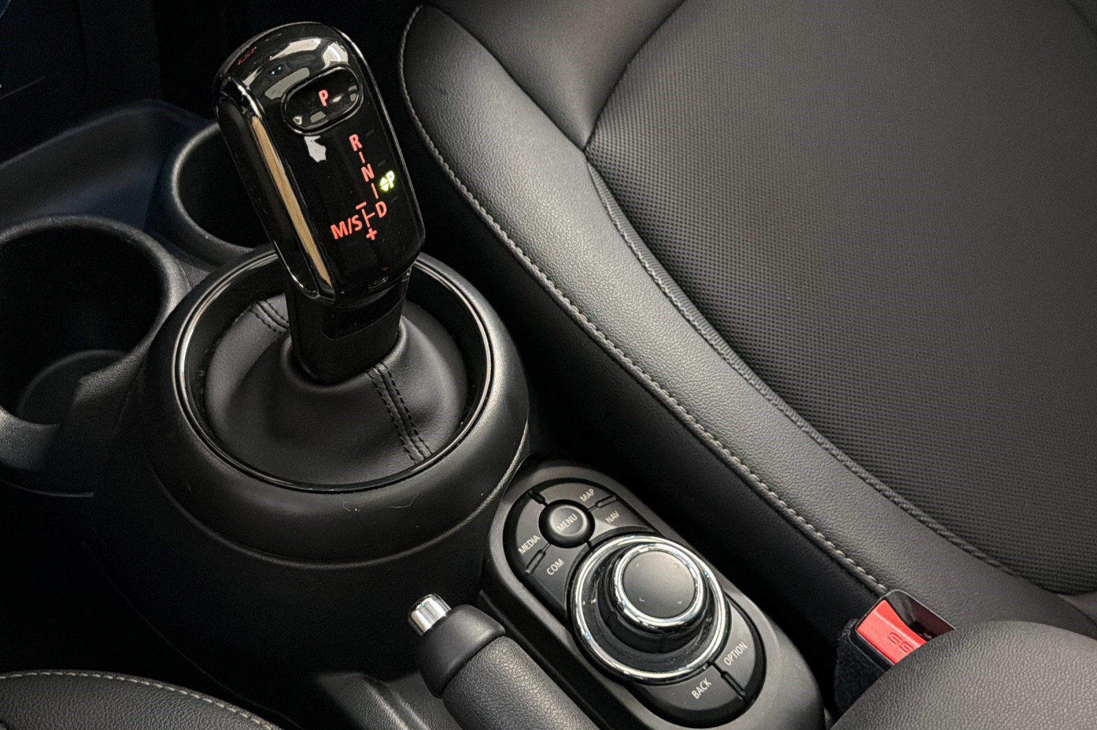 Used 2024 MINI Cooper 2-Door Hardtop FWD image 18