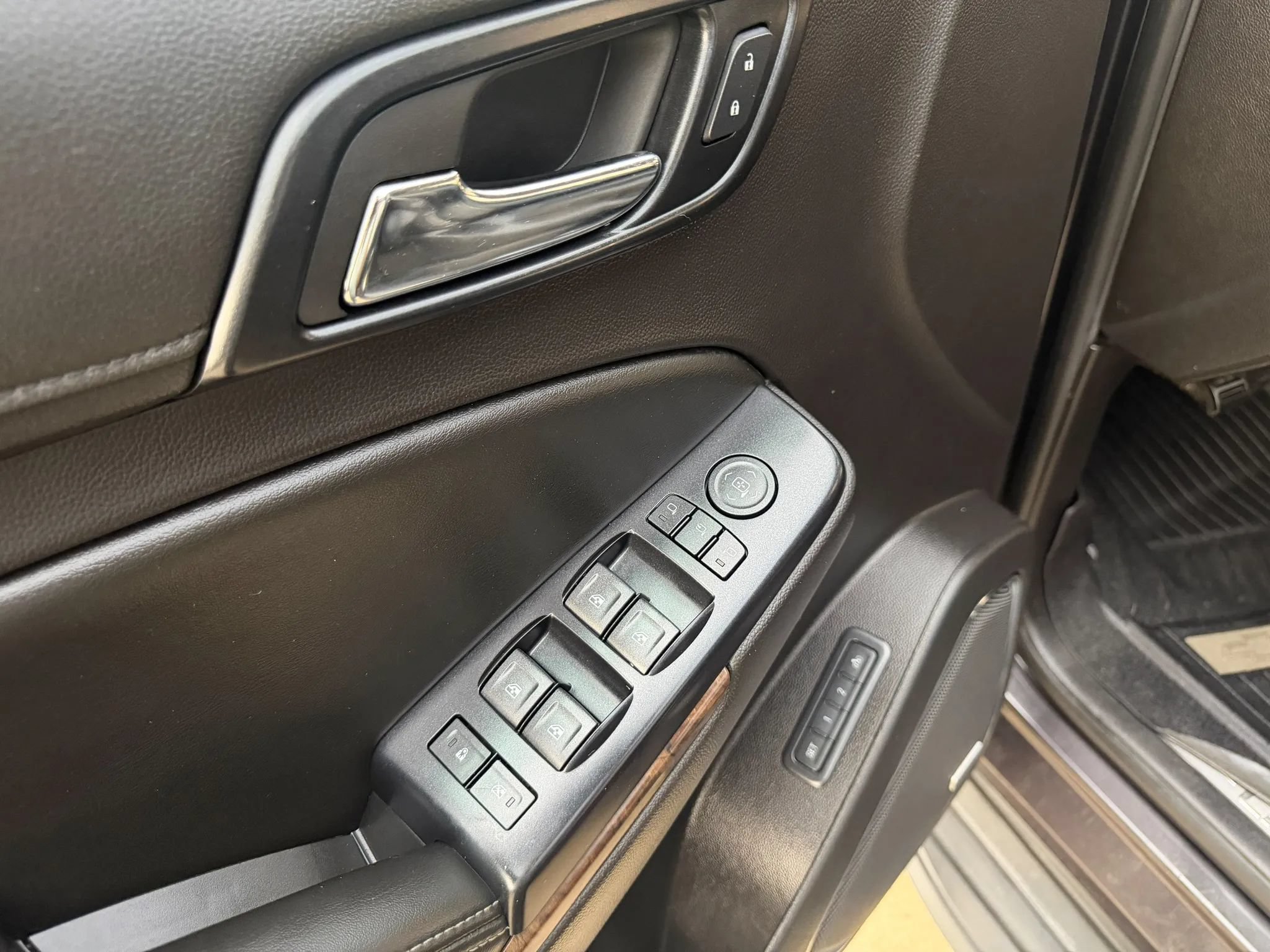 Used 2015 Chevrolet Tahoe LT RWD image 13