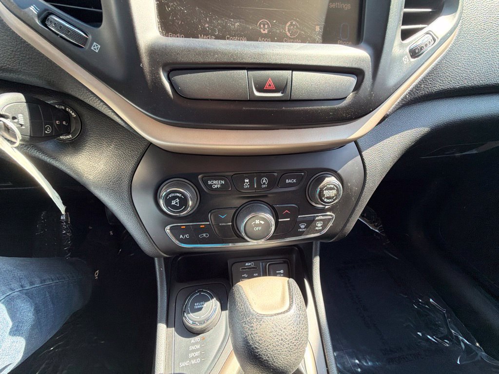 Used 2015 Jeep Cherokee Latitude w/ Cold Weather Group AWD/4WD image 22