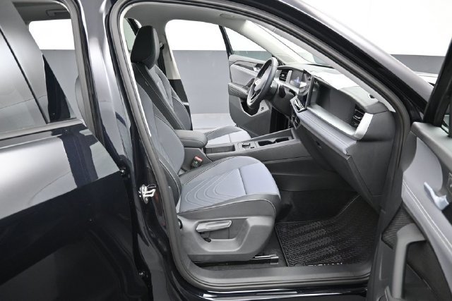 New 2026 Volkswagen Tiguan SE FWD image 14