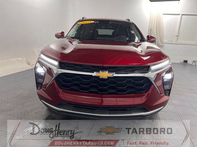 Used 2025 Chevrolet Trax LT FWD image 2