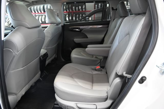 Used 2022 Toyota Highlander Platinum image 11