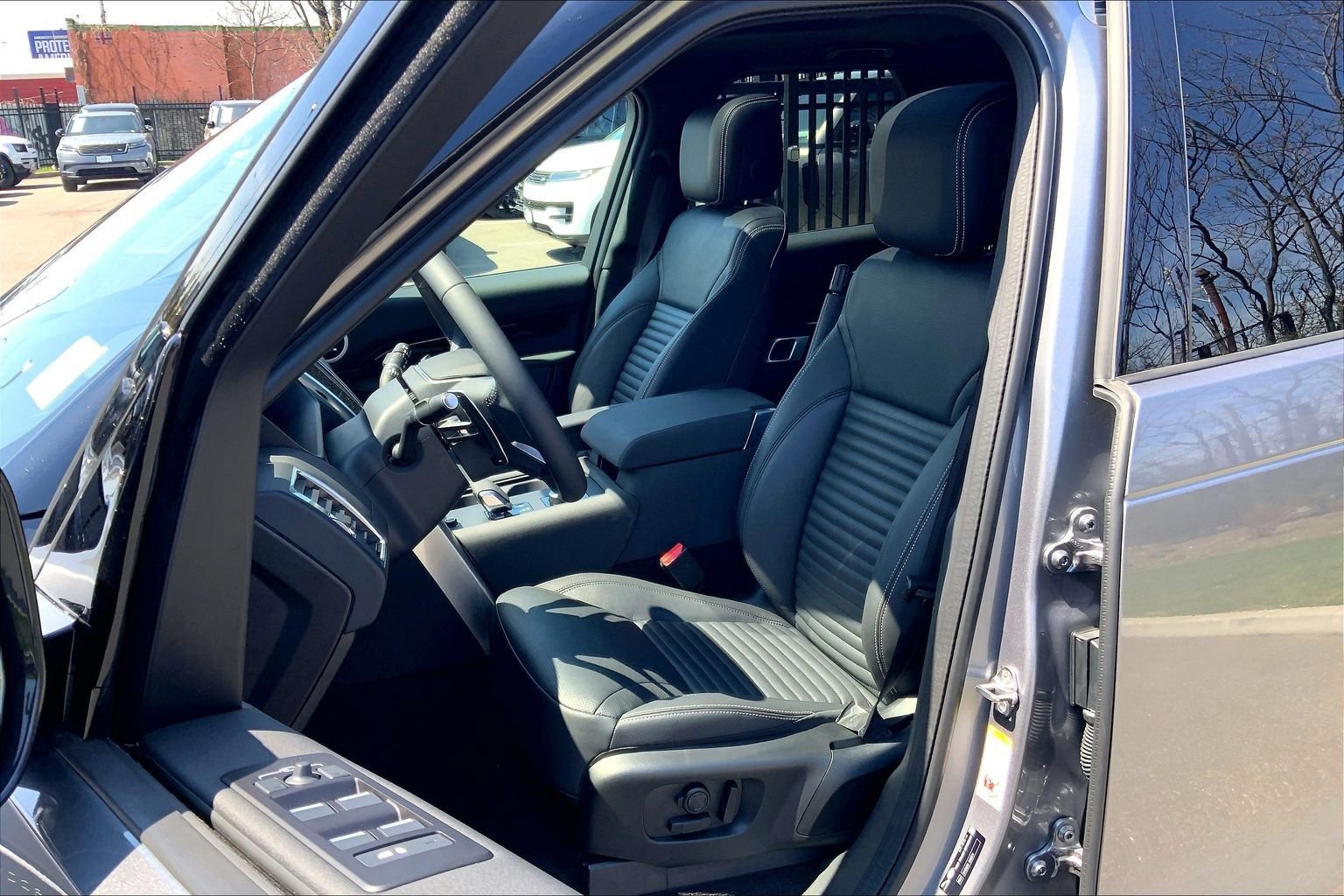 Used 2025 Land Rover Discovery S AWD/4WD image 7