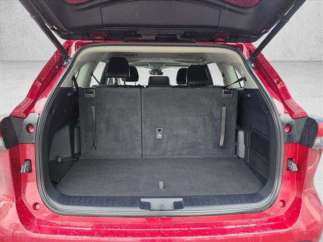 Used 2020 Toyota Highlander XLE AWD/4WD image 13