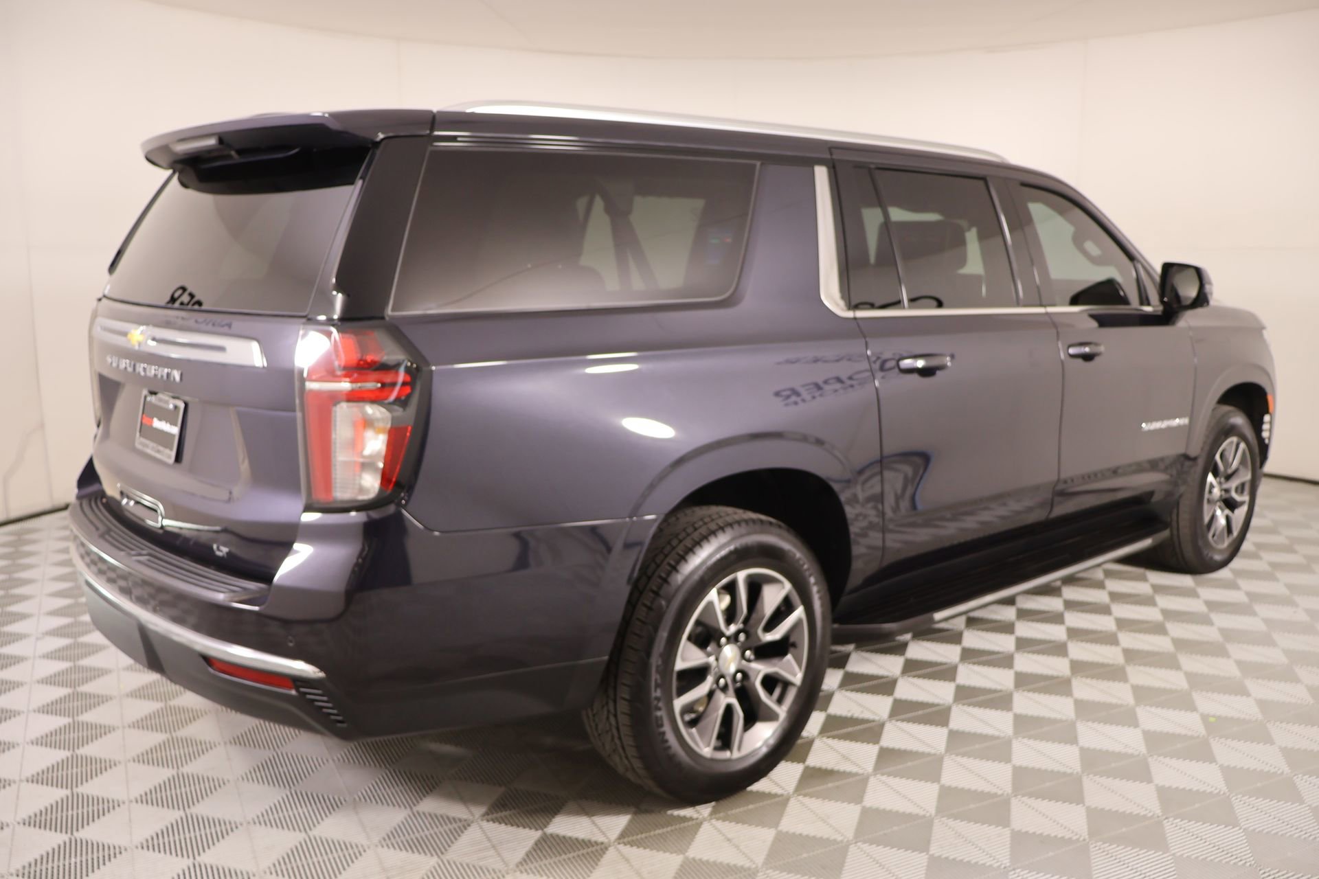 Used 2023 Chevrolet Suburban LT w/ Luxury Package image 23