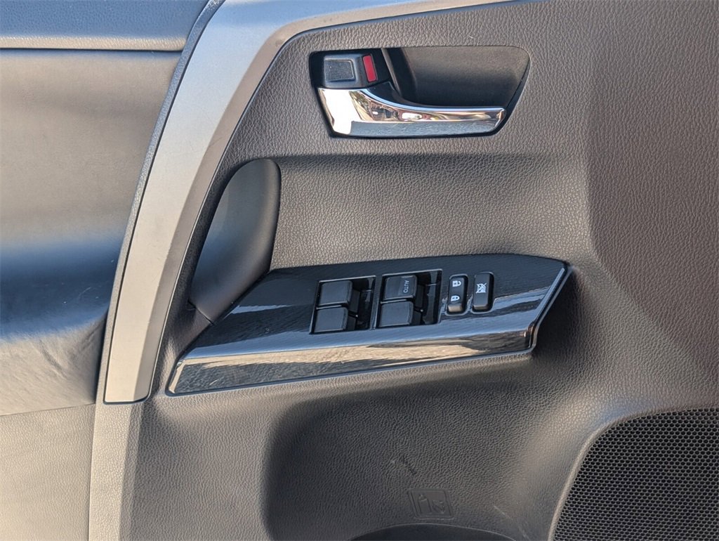 Used 2016 Toyota RAV4 SE image 31