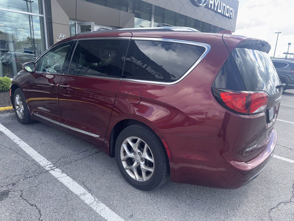 Used 2018 Chrysler Pacifica Limited w/ Advanced Safetytec Group FWD image 2