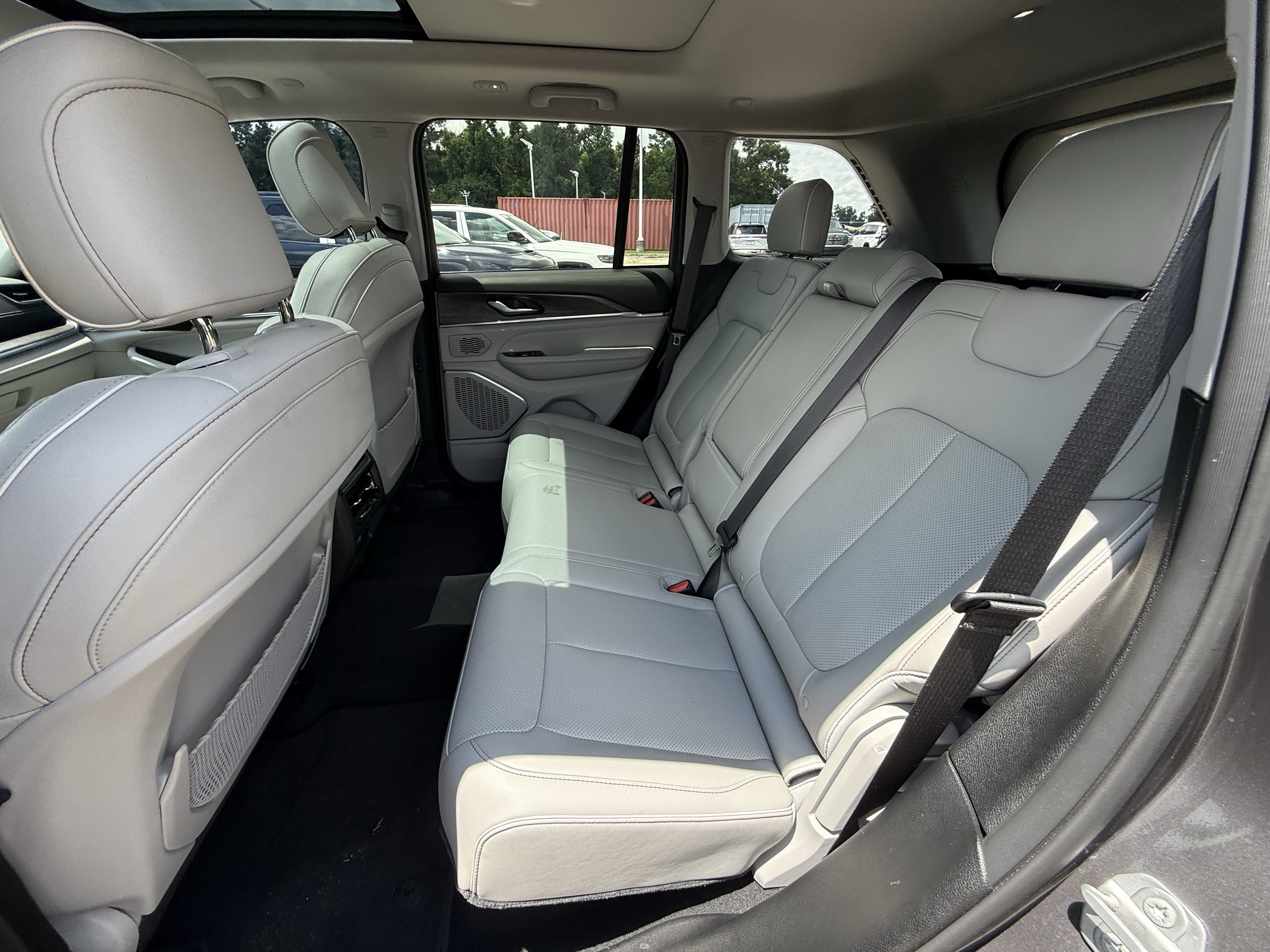Used 2023 Jeep Grand Cherokee Overland RWD image 30