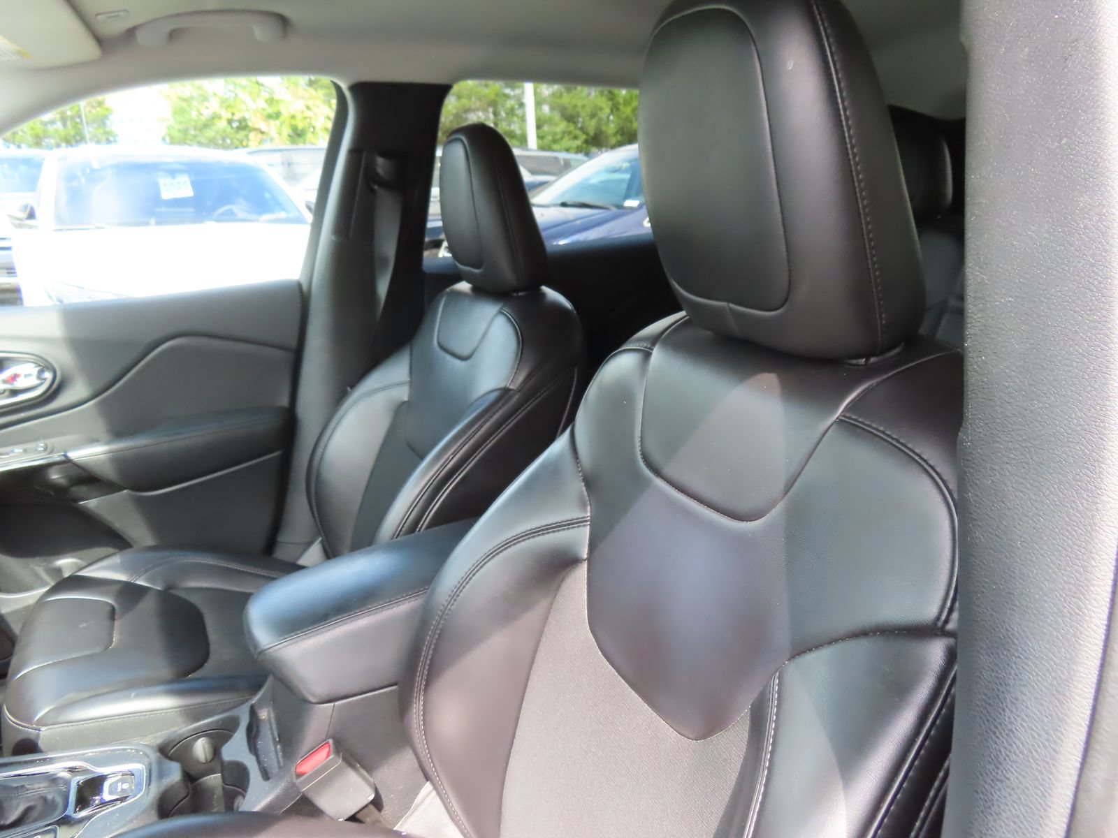 Used 2019 Jeep Cherokee Latitude Plus AWD/4WD image 26