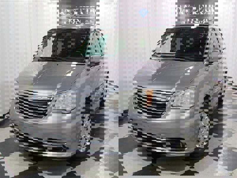 Used 2014 Chrysler Town & Country Touring image 7