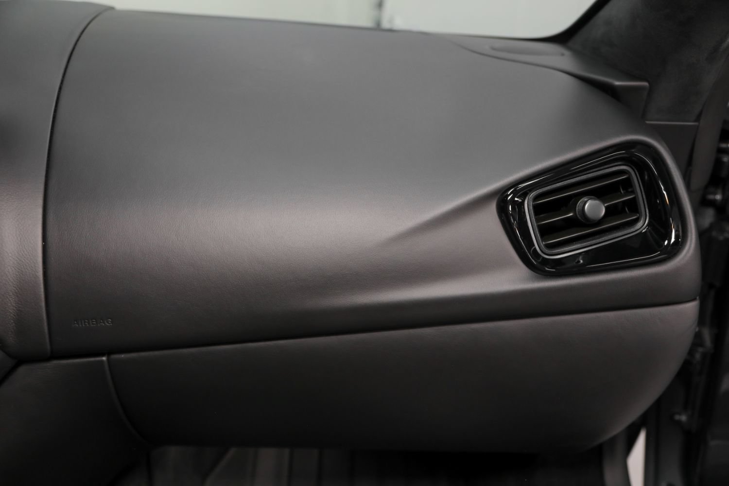 Used 2019 Aston Martin V8 Vantage Coupe RWD image 32