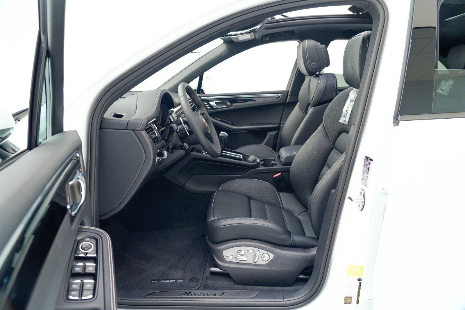 New 2026 Porsche Macan Turbo image 18