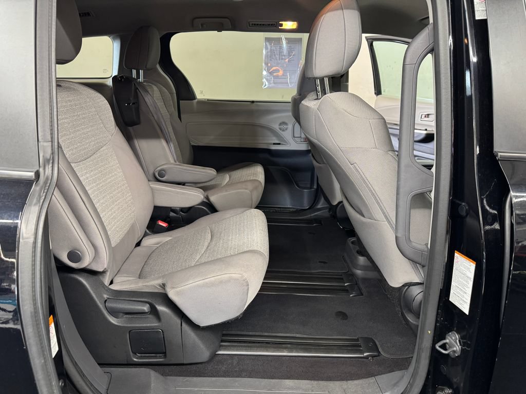Used 2024 Toyota Sienna LE AWD/4WD image 27