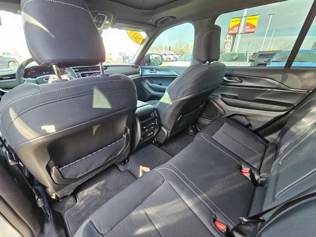 Used 2025 Jeep Grand Cherokee Laredo X w/ Luxury Tech Group I AWD/4WD image 11