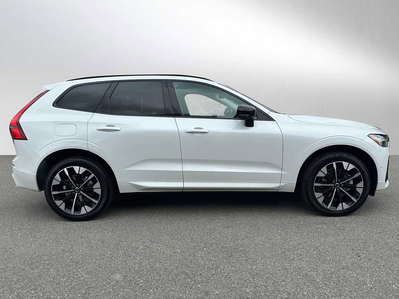 Used 2026 Volvo XC60 B5 Plus w/ Climate Package AWD/4WD image 2