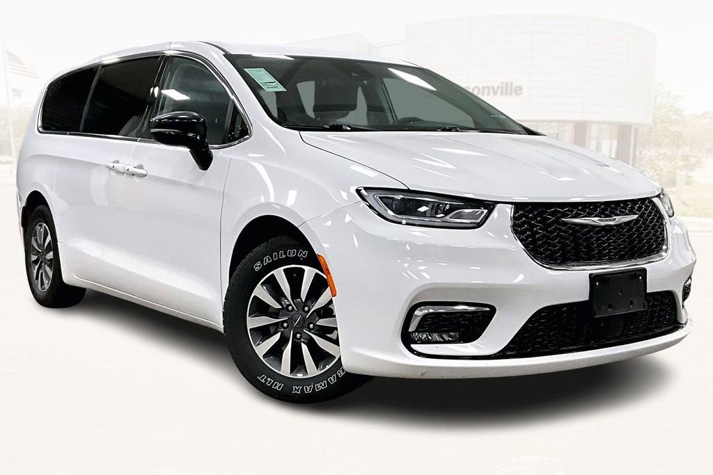 Used 2024 Chrysler Pacifica Select image 3