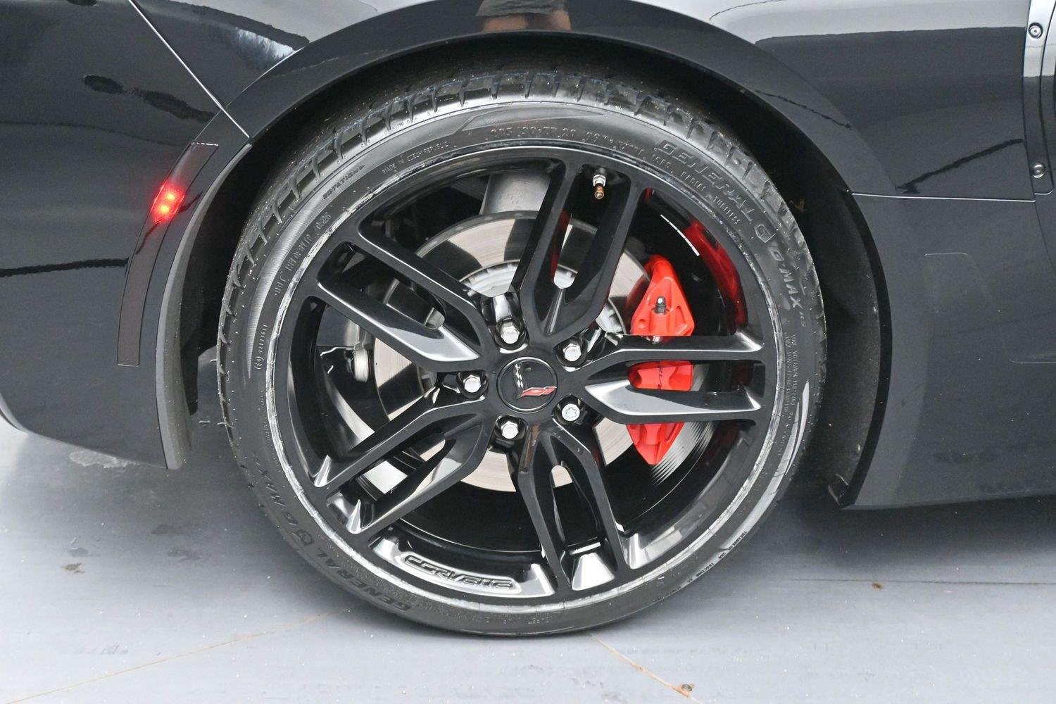 Used 2019 Chevrolet Corvette Stingray Coupe w/ Carbon Flash Badge Package RWD image 29