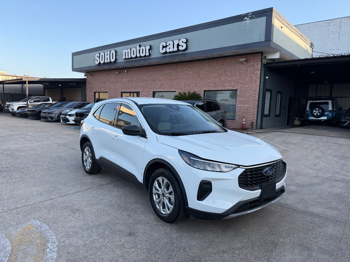Used 2023 Ford Escape Active w/ Tech Pack #1 FWD image 3