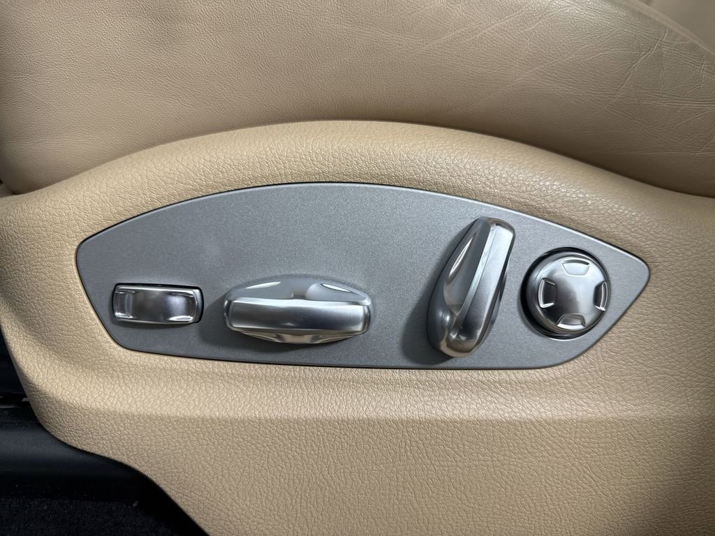 Certified 2025 Porsche Macan image 40