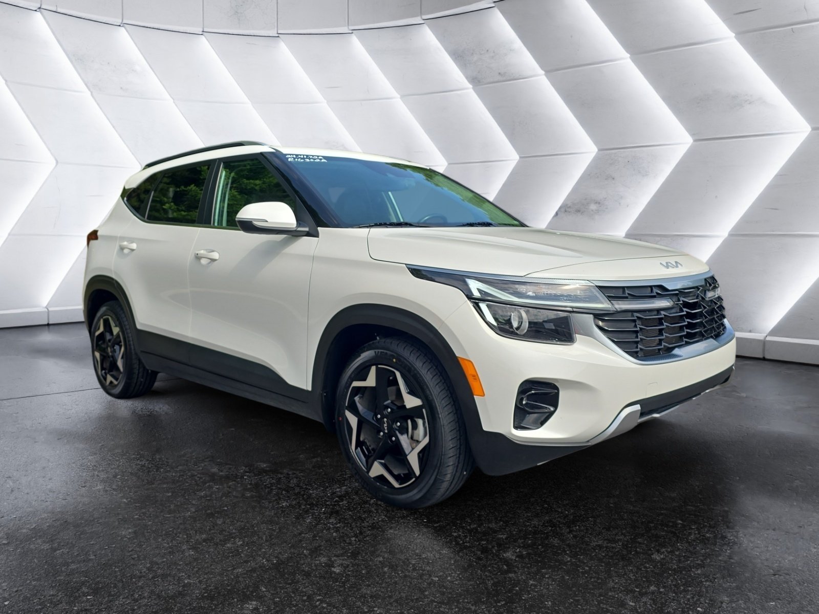 Used 2024 Kia Seltos EX FWD image 7