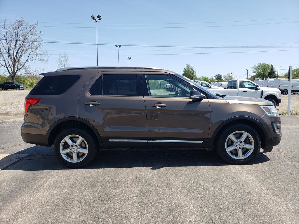 Used 2016 Ford Explorer XLT w/ Equipment Group 202A AWD/4WD image 2