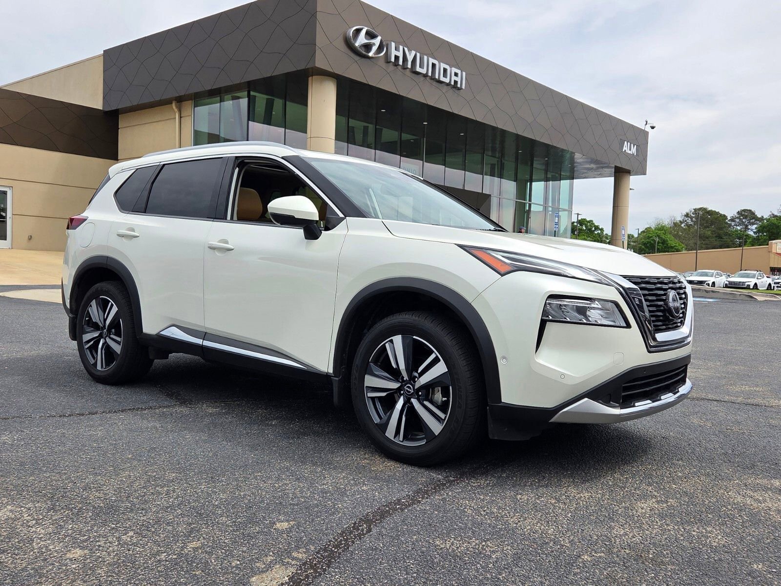 Used 2023 Nissan Rogue Platinum w/ Platinum Premium Package image 1