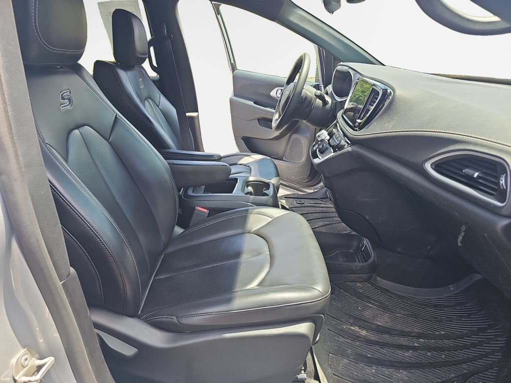 Certified 2023 Chrysler Pacifica Touring-L w/ S Appearance Package AWD/4WD image 30