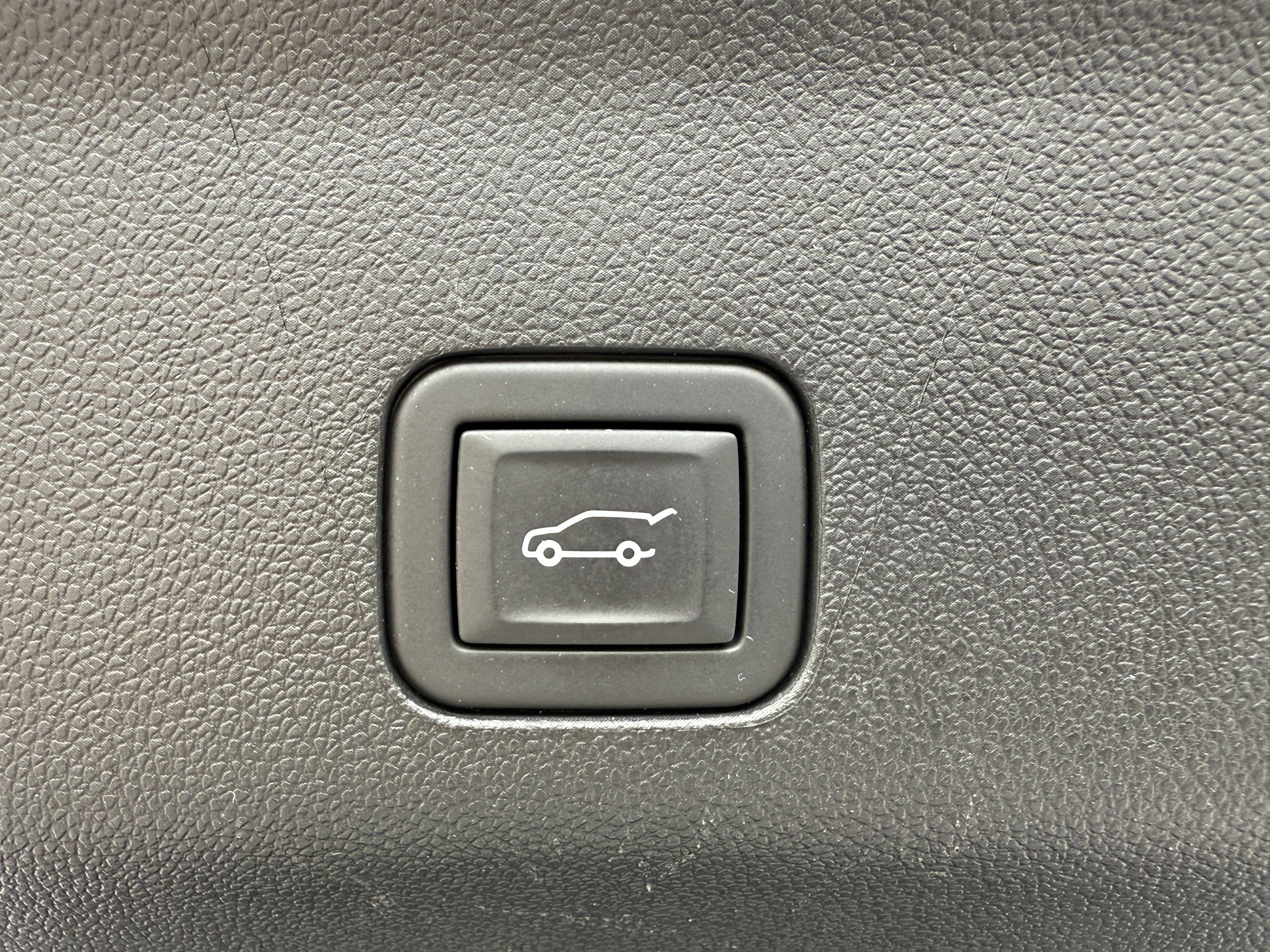 Used 2024 GMC Yukon XL Denali w/ Advanced Technology Package image 24