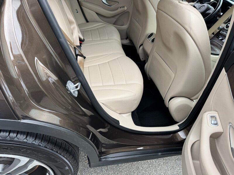 Used 2018 Mercedes-Benz GLC 300 4MATIC w/ Premium Package image 41