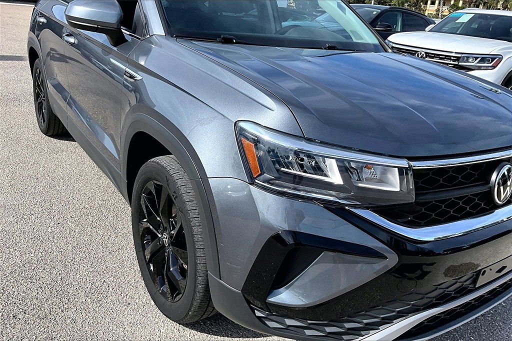 Certified 2022 Volkswagen Taos SE w/ Panoramic Sunroof Package image 12