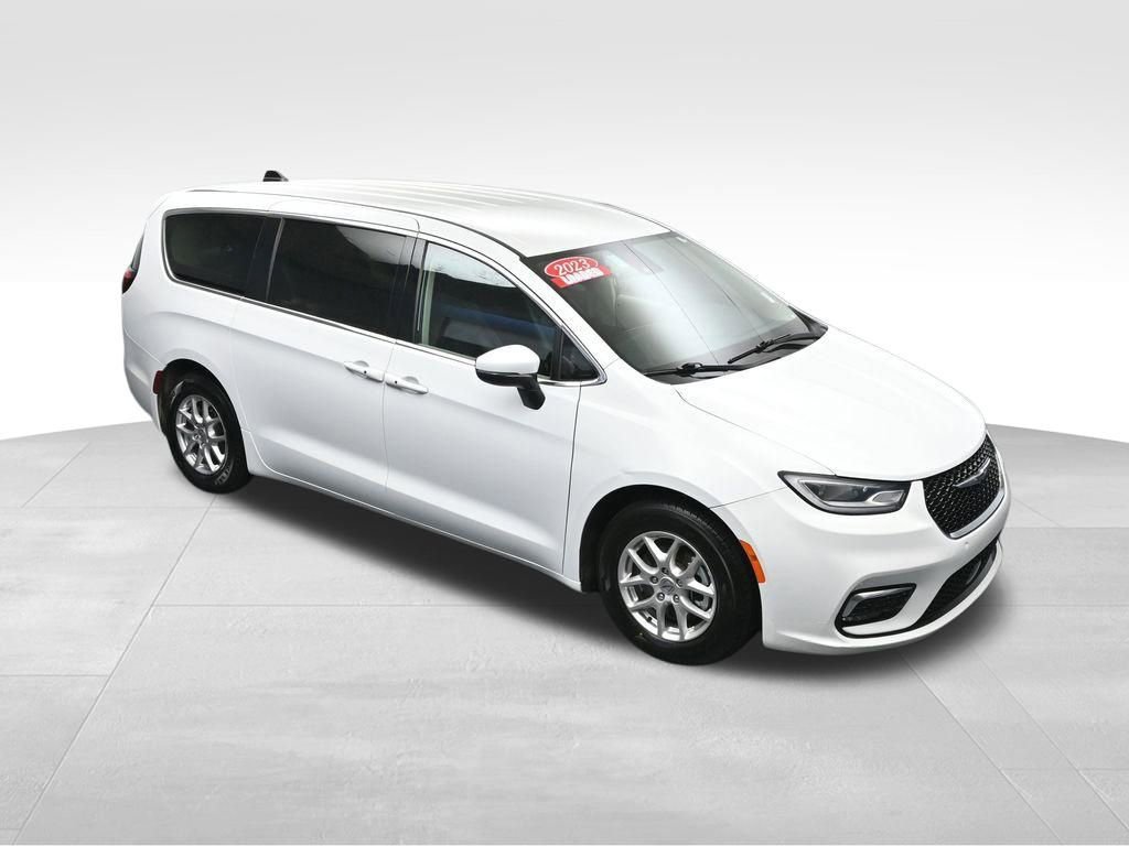 Used 2023 Chrysler Pacifica Touring-L image 42