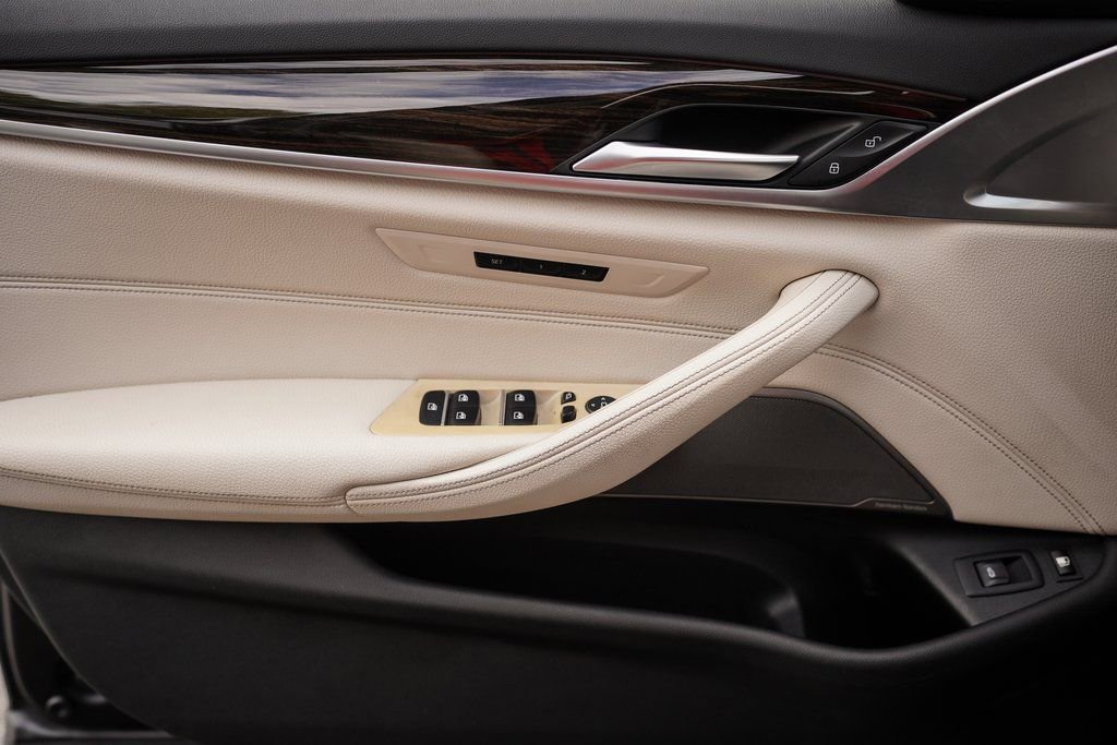 Used 2023 BMW 530e w/ M Sport Package image 36