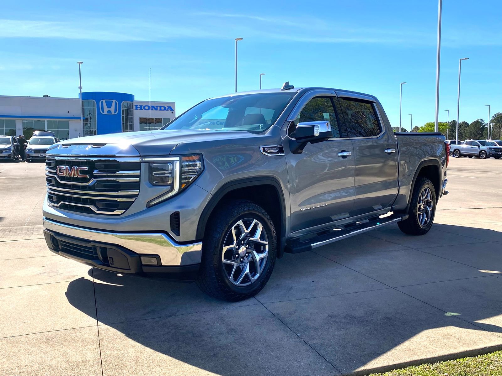 Used 2023 GMC Sierra 1500 SLT AWD/4WD image 3