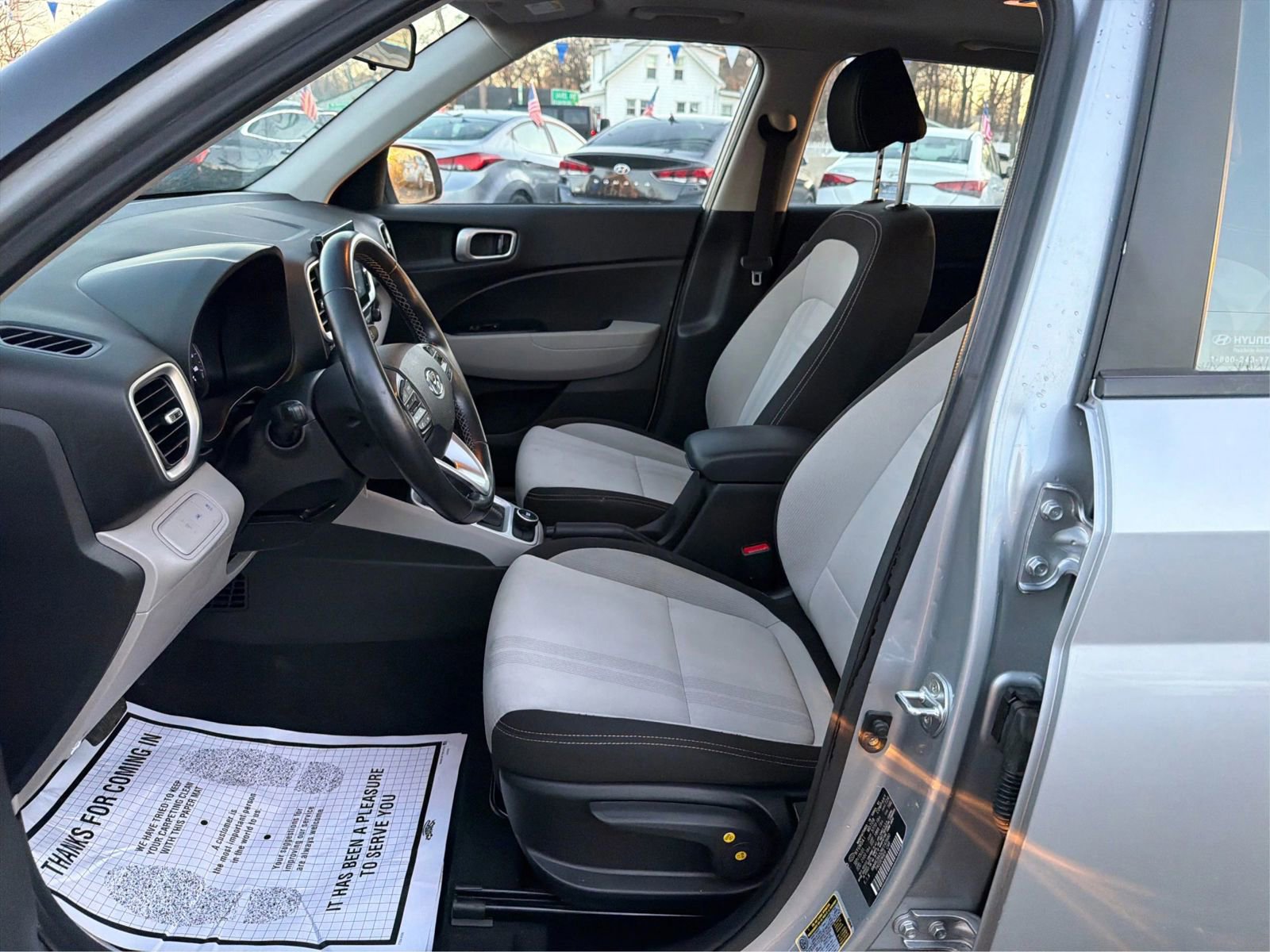 Used 2022 Hyundai Venue SEL FWD image 9