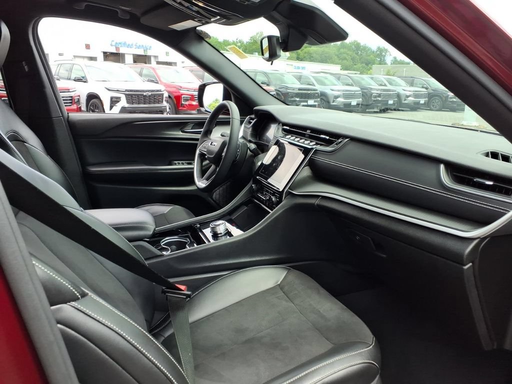 Used 2023 Jeep Grand Cherokee L Laredo AWD/4WD image 21