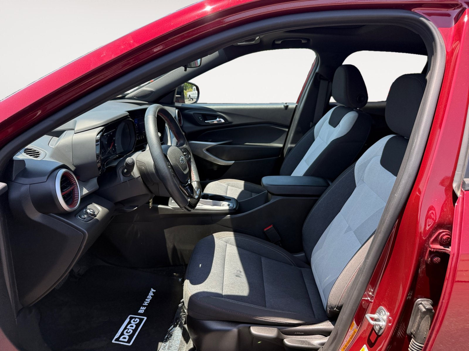 Used 2024 Chevrolet Trax RS w/ Sunroof Package FWD image 10