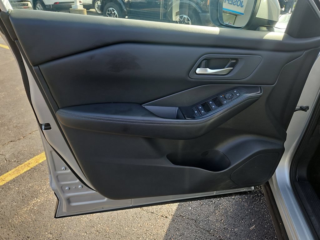 Used 2025 Nissan Rogue SV AWD/4WD image 21