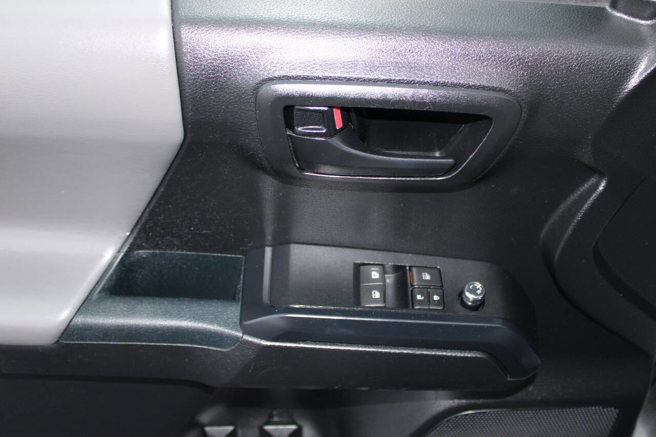 Used 2017 Toyota Tacoma 4x4 Access Cab image 12